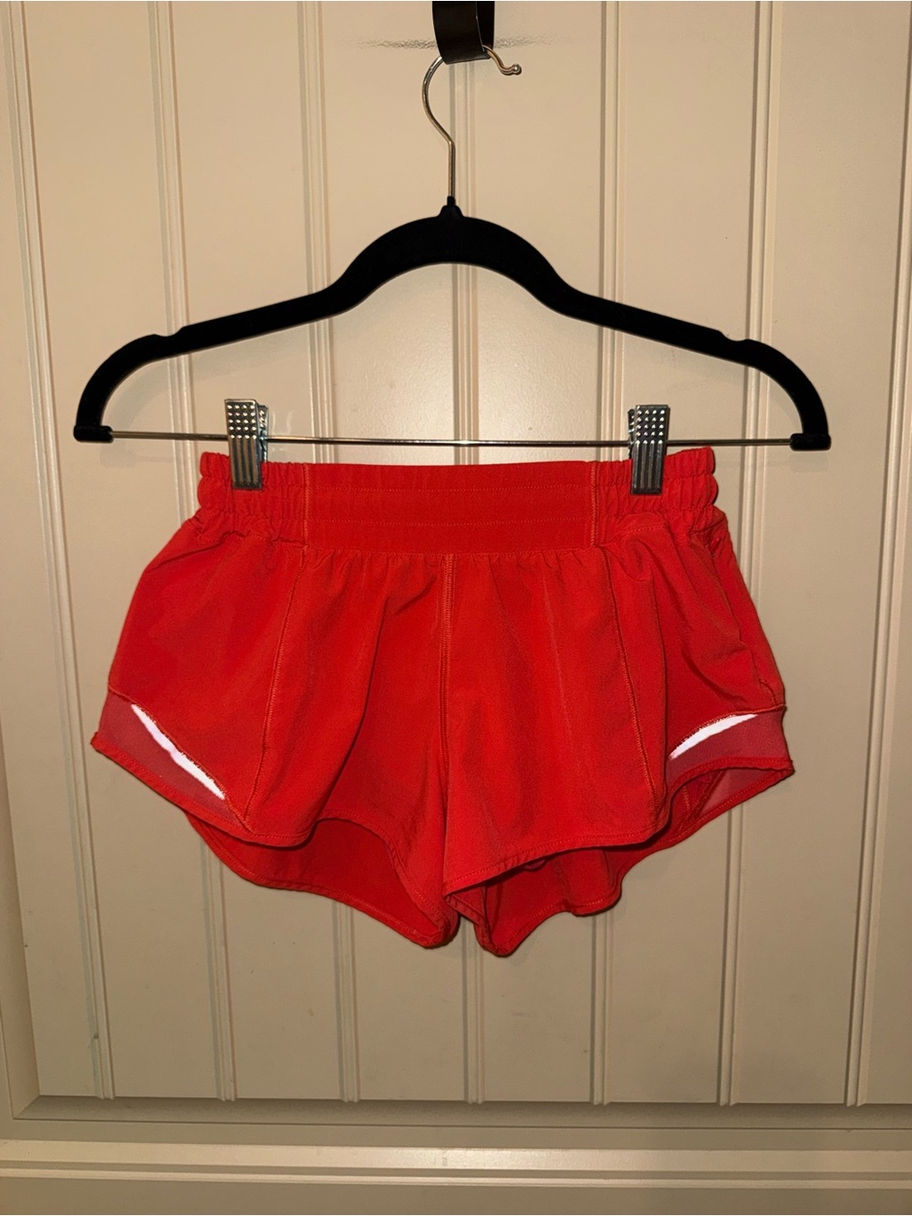 Lululemon Hotty Hot Low-Rise Lined 2.5" Short in
Hot Heat Size 4